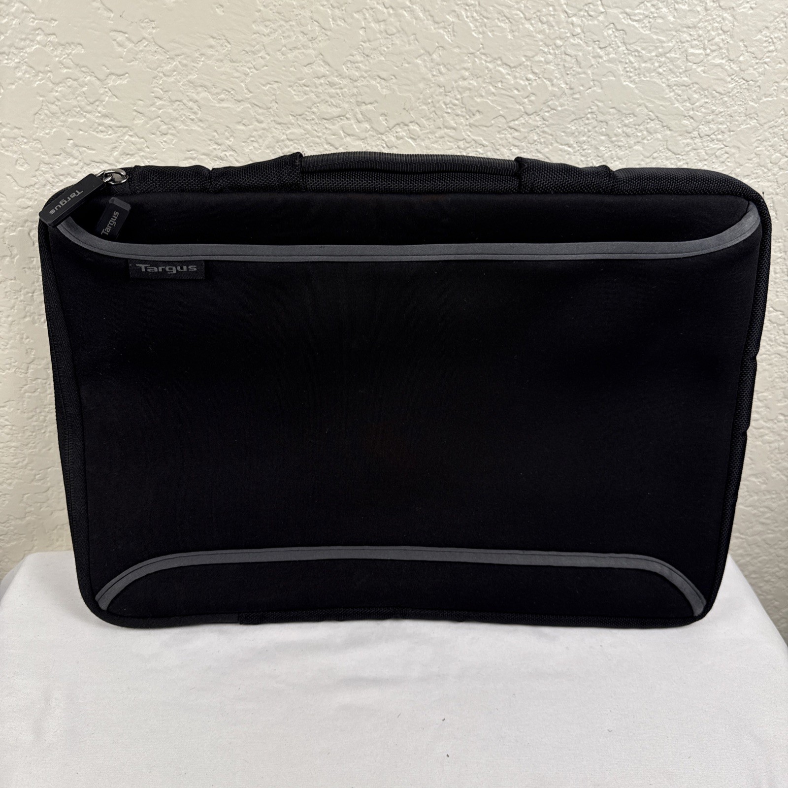 Targus Sleeve for 15.6" Laptops Black (TSS574-50), Excellent Condition