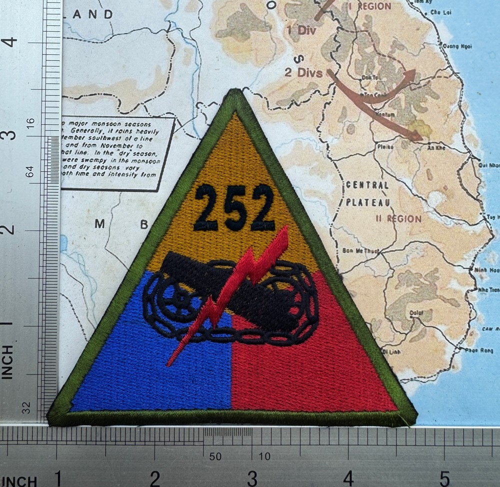 Patch , US Army Armored 252 Tank Battalion Triangle patch Division Corps , z