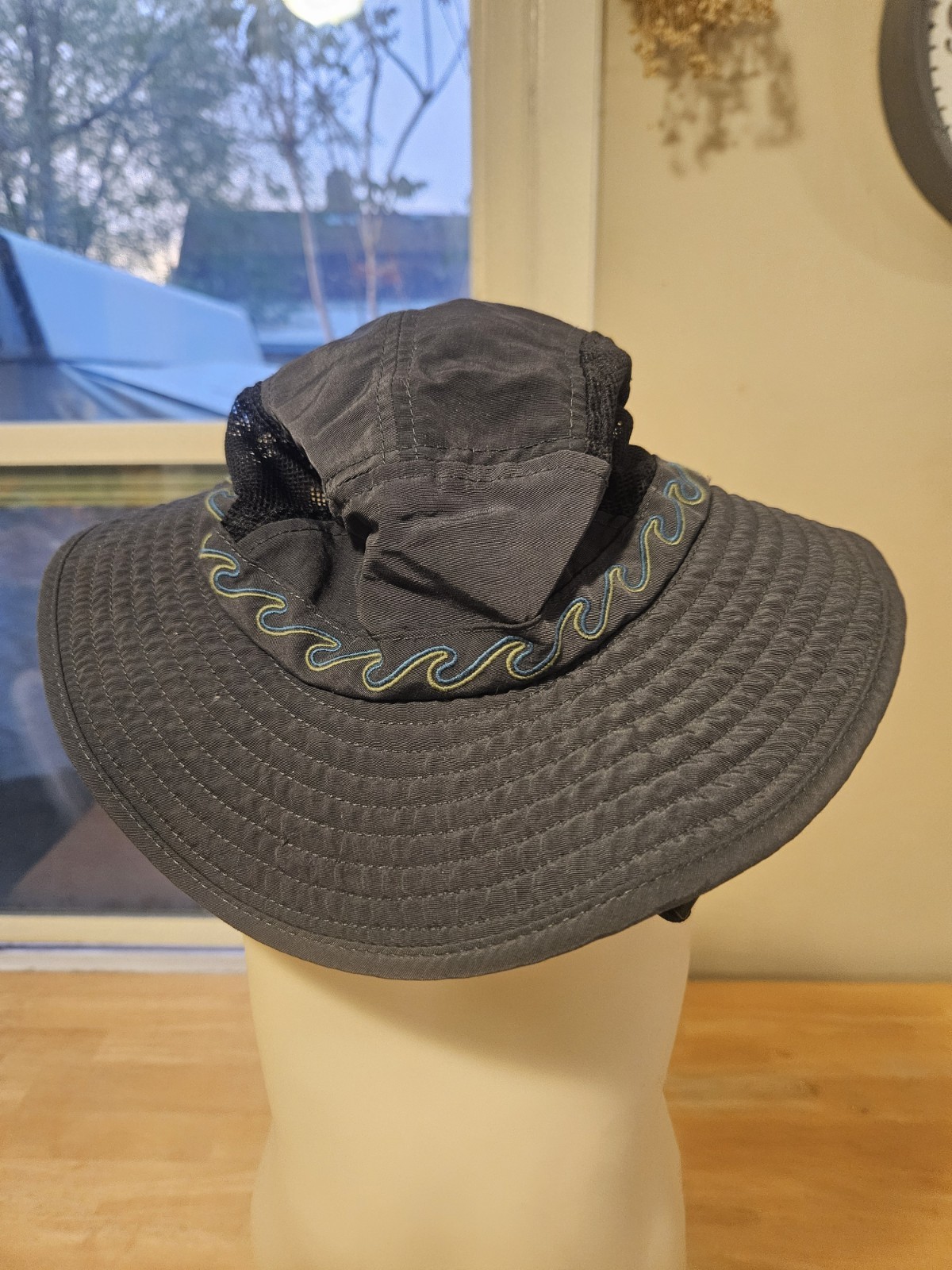 REI Kids (4-7yrs) Gray Wide Brim Nylon Outdoor Hat with Chin Strap Mesh Panels
