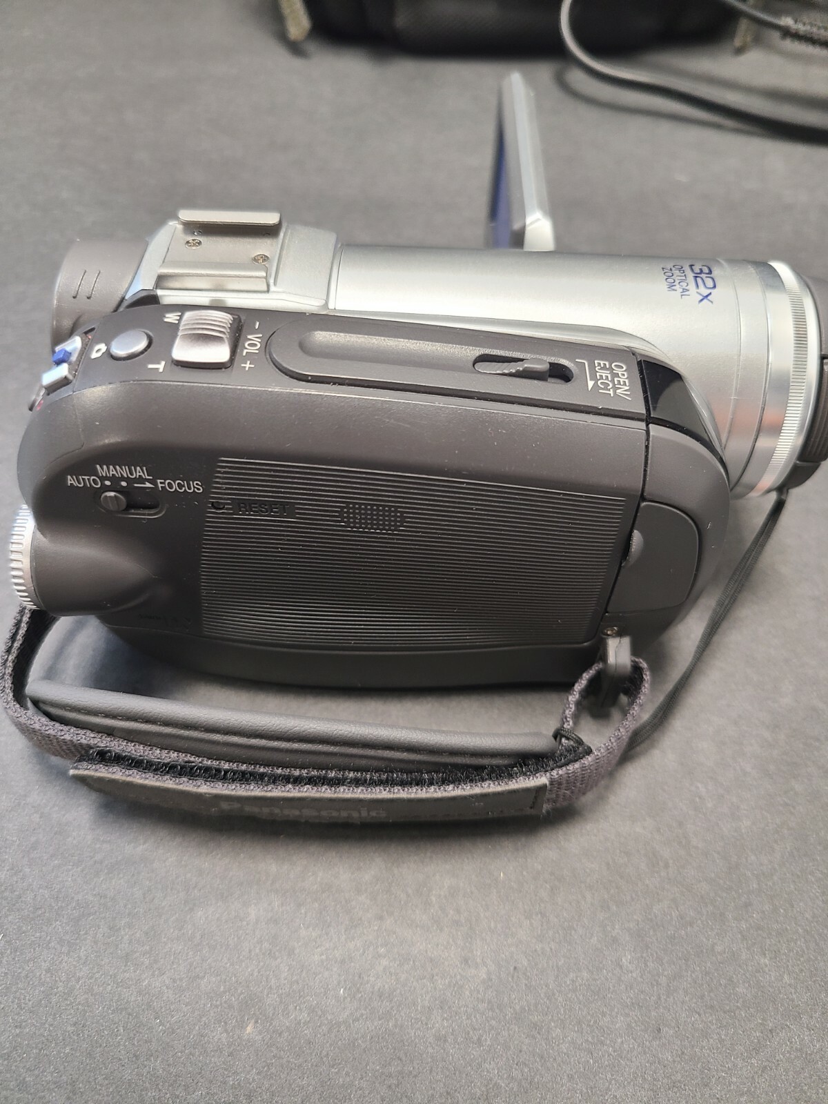 PANASONIC OPTICAL IMAGE STABILIZER 32X OPTICAL ZOOM VIDEO CAMERA WITH CHARGER