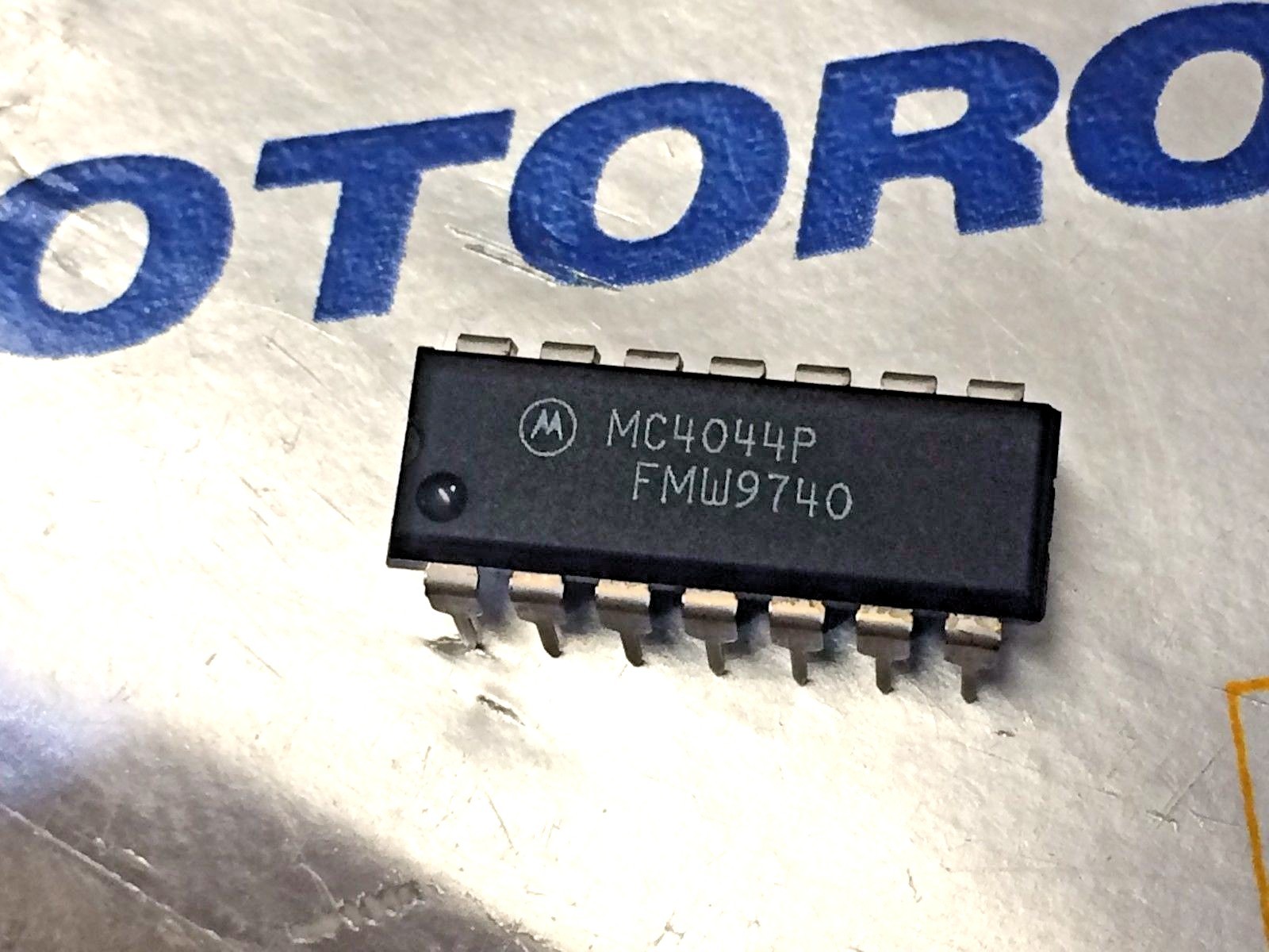 LOT OF 2  MC4044P MC4044 PHASE-FREQUENCY DETECTOR BY MOTOROLA
