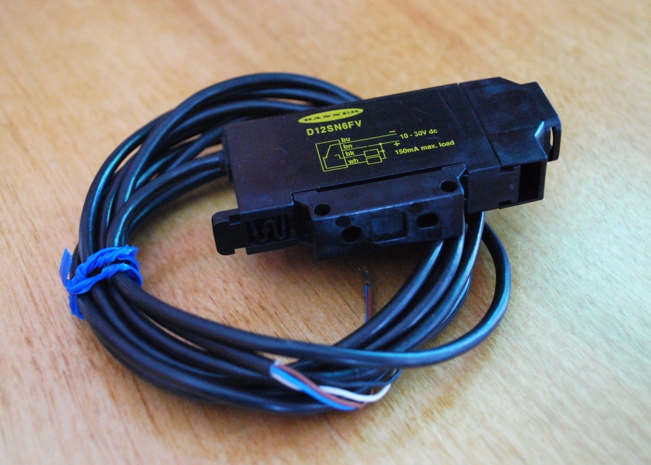 Banner D12SN6FV DIN Rail High Power Fiber Optic Sensor - USED