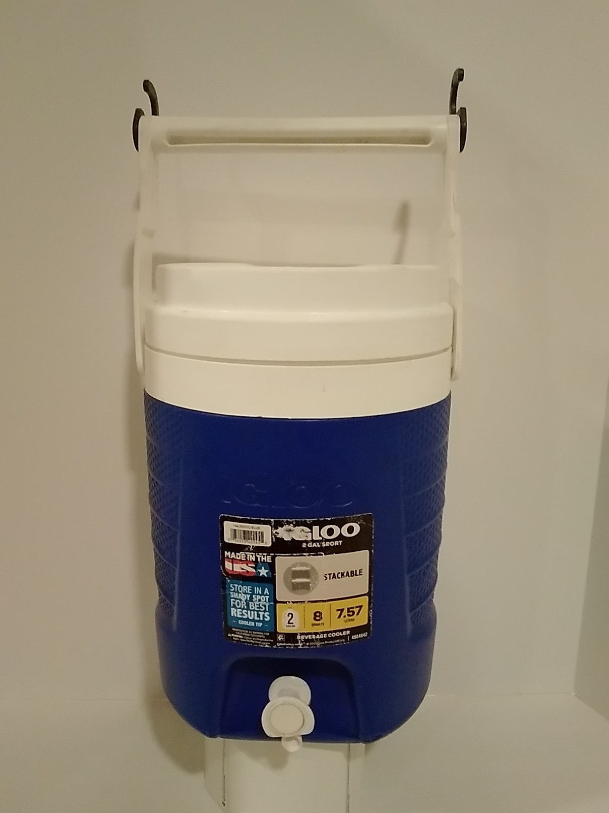 Igloo 2 Gallon Beverage Cooler with Handle, Chain Link Hooks and Spout