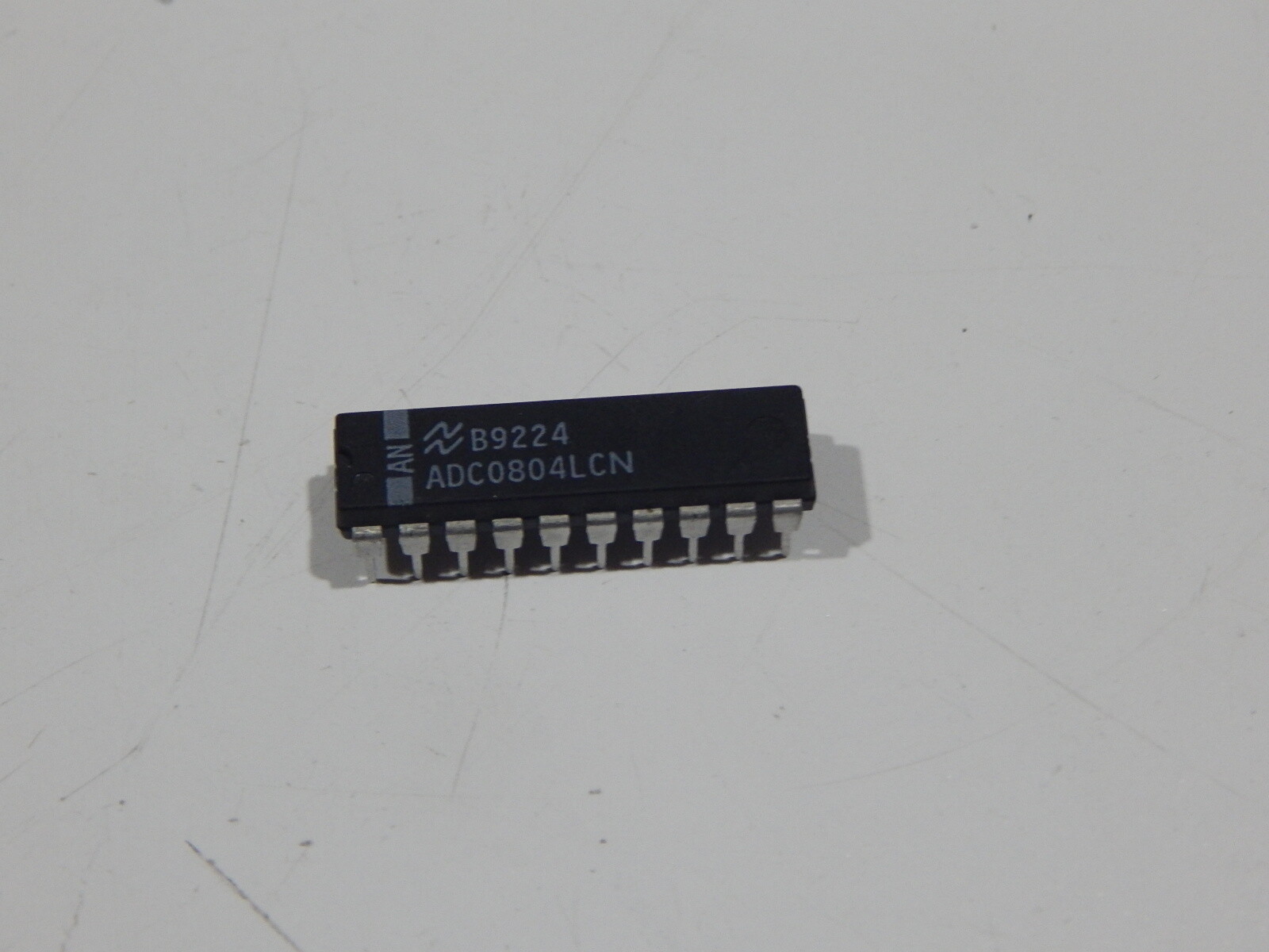 NATIONAL ADC0804LCN 8 BIT A TO D CONVERTER 8BIT 20-DIP - USA FAST SHIPPING