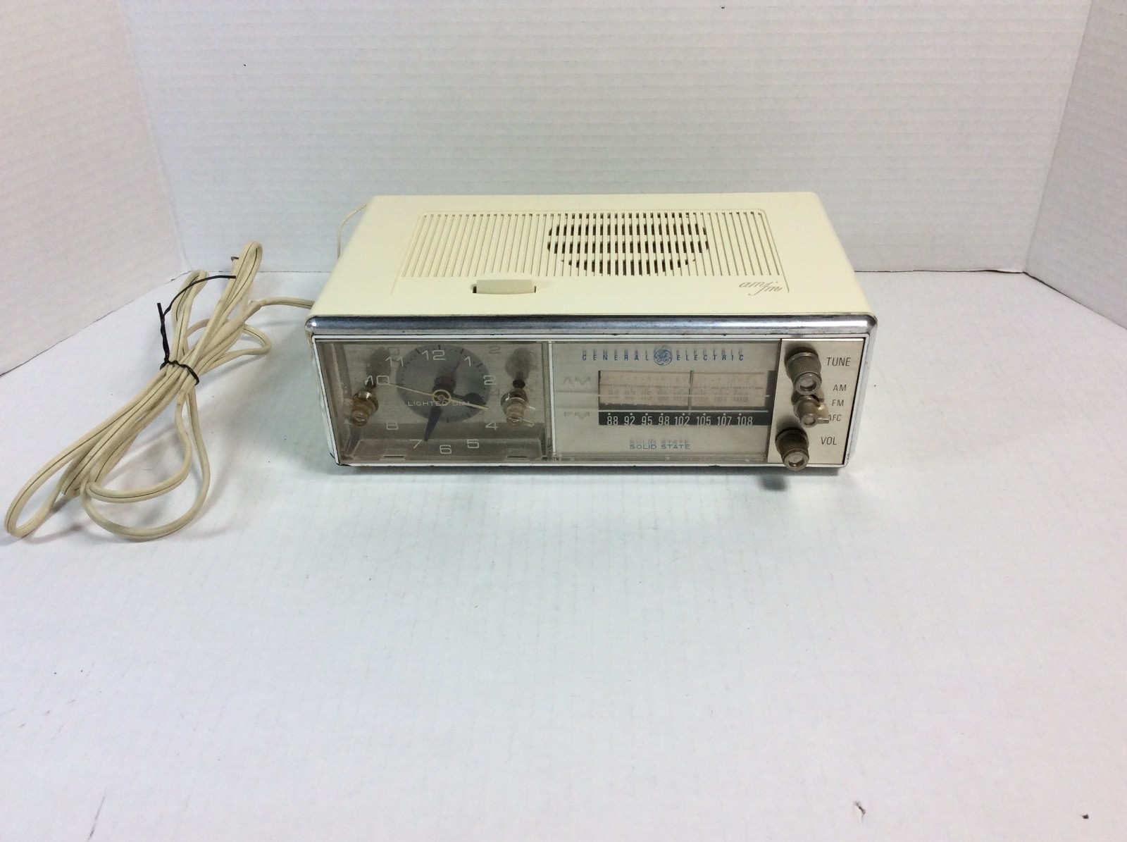 Vintage General Electric Alarm Clock AM/FM Radio Ivory Solid Slate
