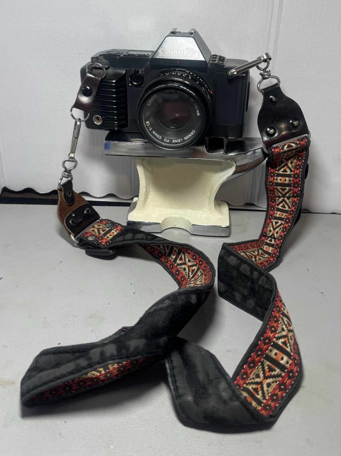 Canon T70 35mm SLR Film Camera with 7625267 lens. No Lens Cover. Parts Only.