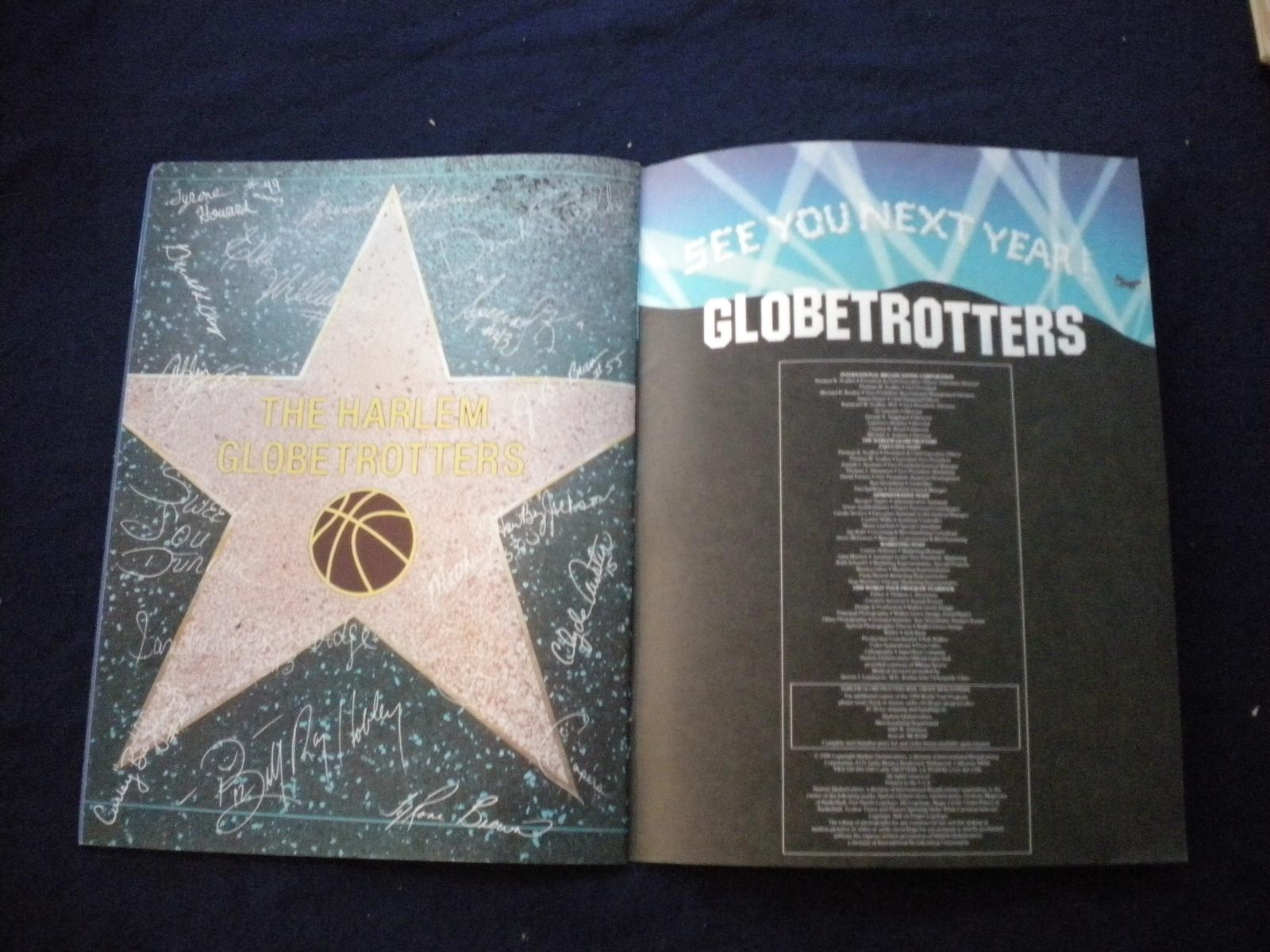 1990 HARLEM GLOBETROTTES WORLD TOUR SOUVENIR PROGRAM - J 8307