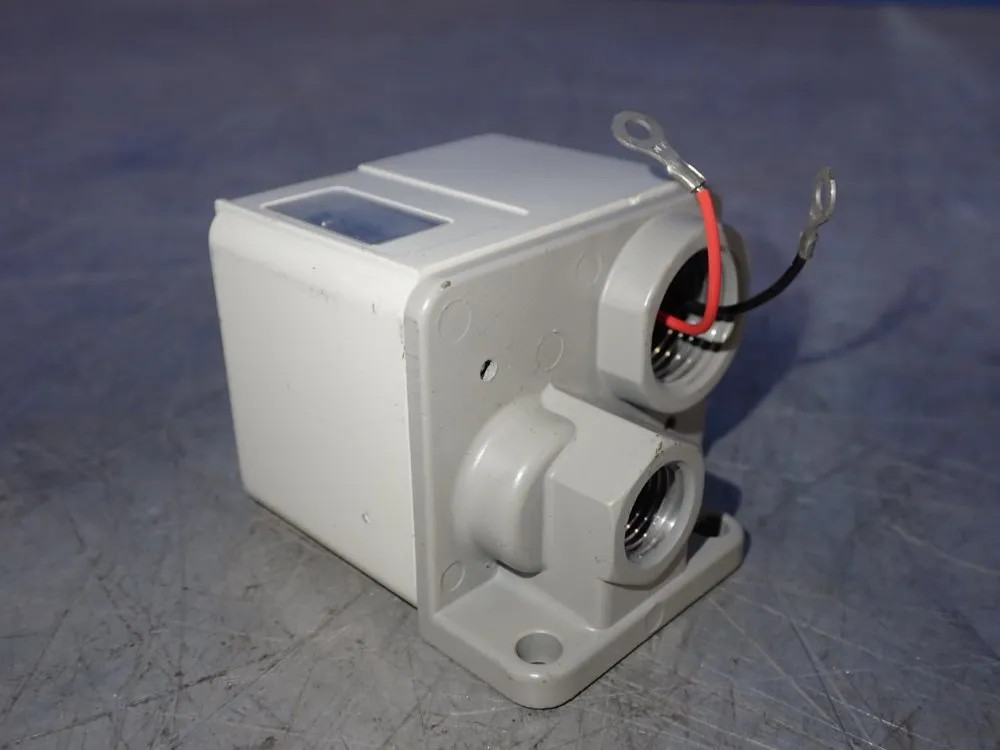 SMC PRESSURE SWITCH IS3010-02L5-P