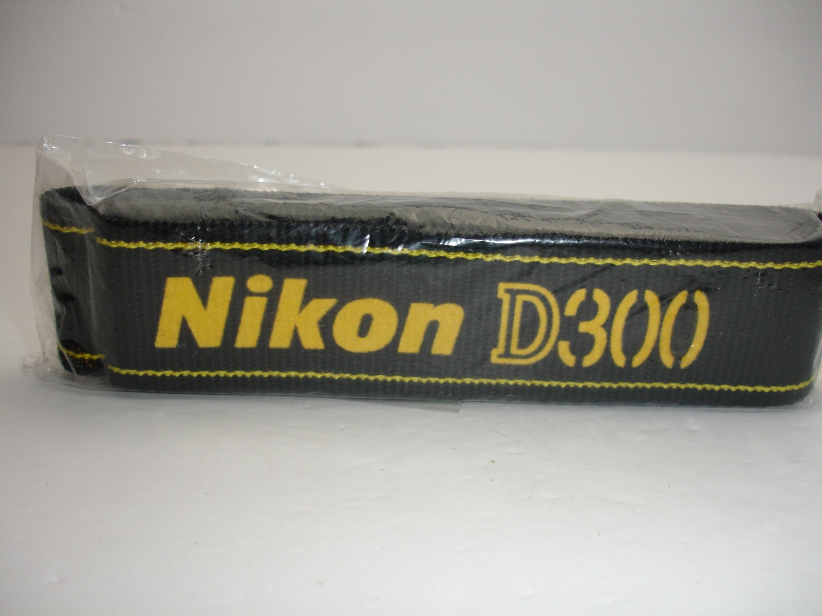 NIKON D300 CAMERA NECK STRAP   AN-DC300 NEW cond.