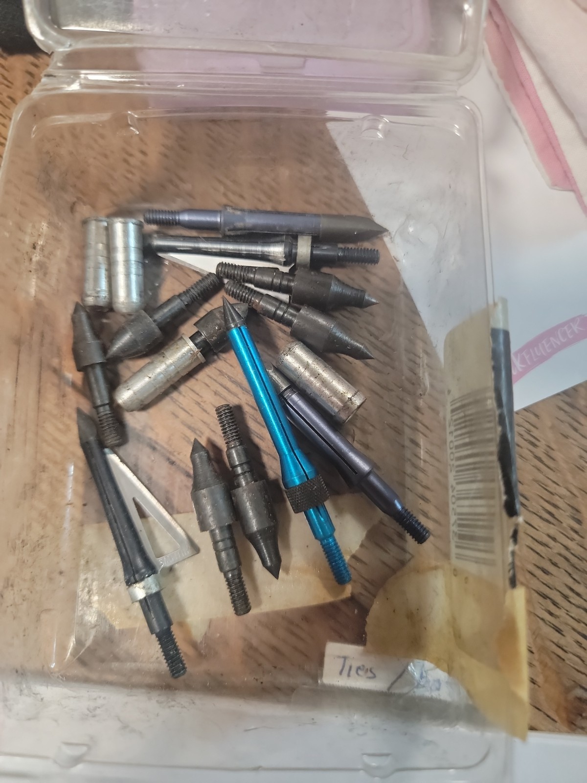 Arrow Head Assortment And Extra Blades And Tips