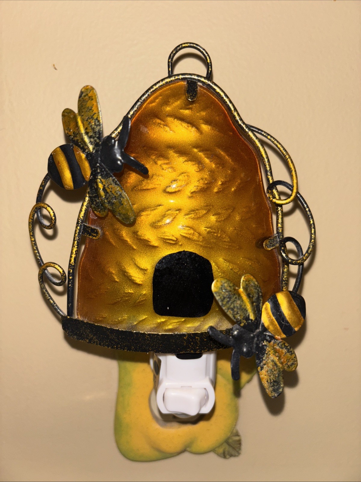 Beehive Night Light With Soft Amber Glow. Works!! Good Condition.