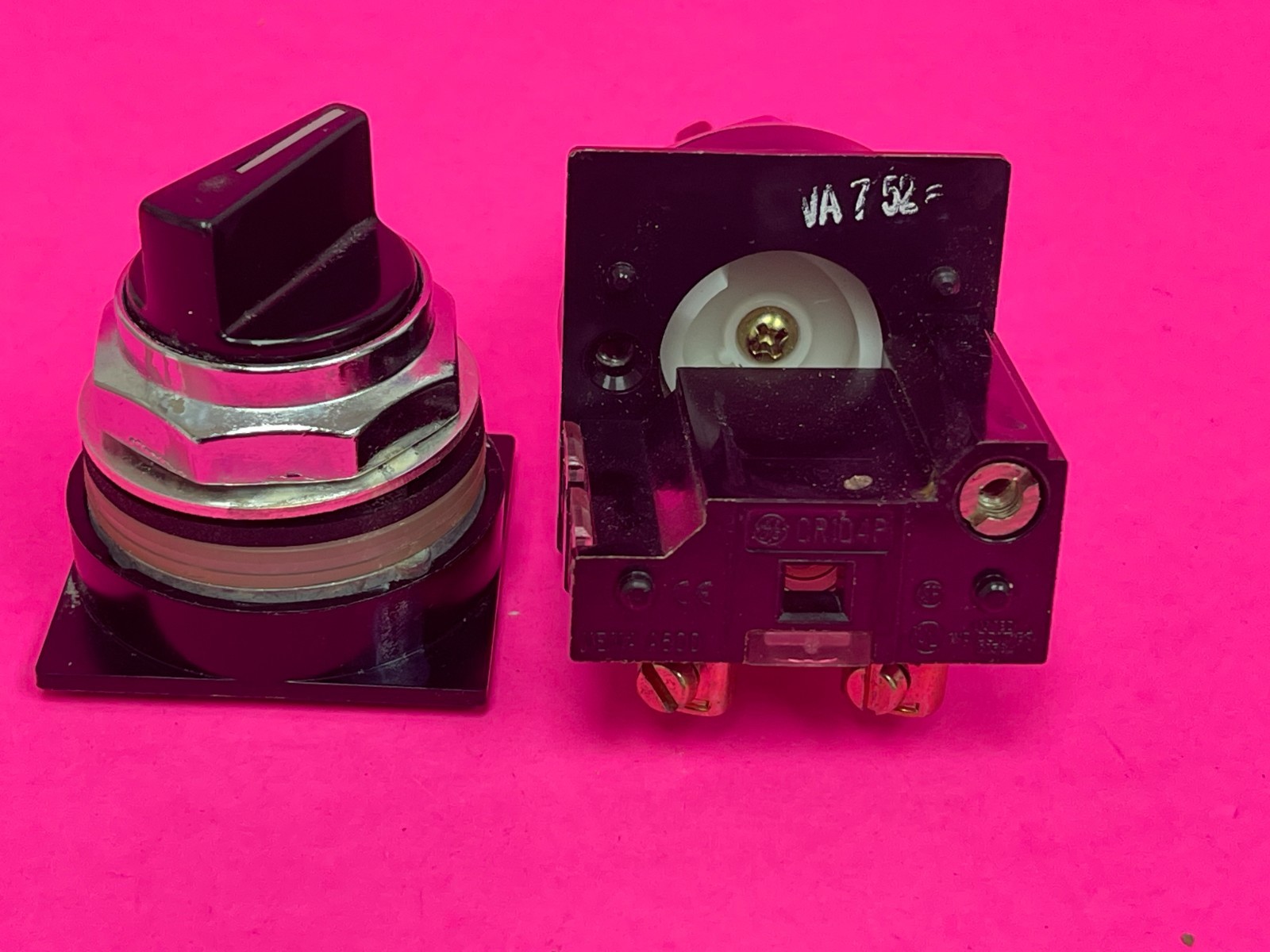 GE CR104P Selector Switch, 2-Position, Knob,1NO/1NC & Selector Switch Knob Only