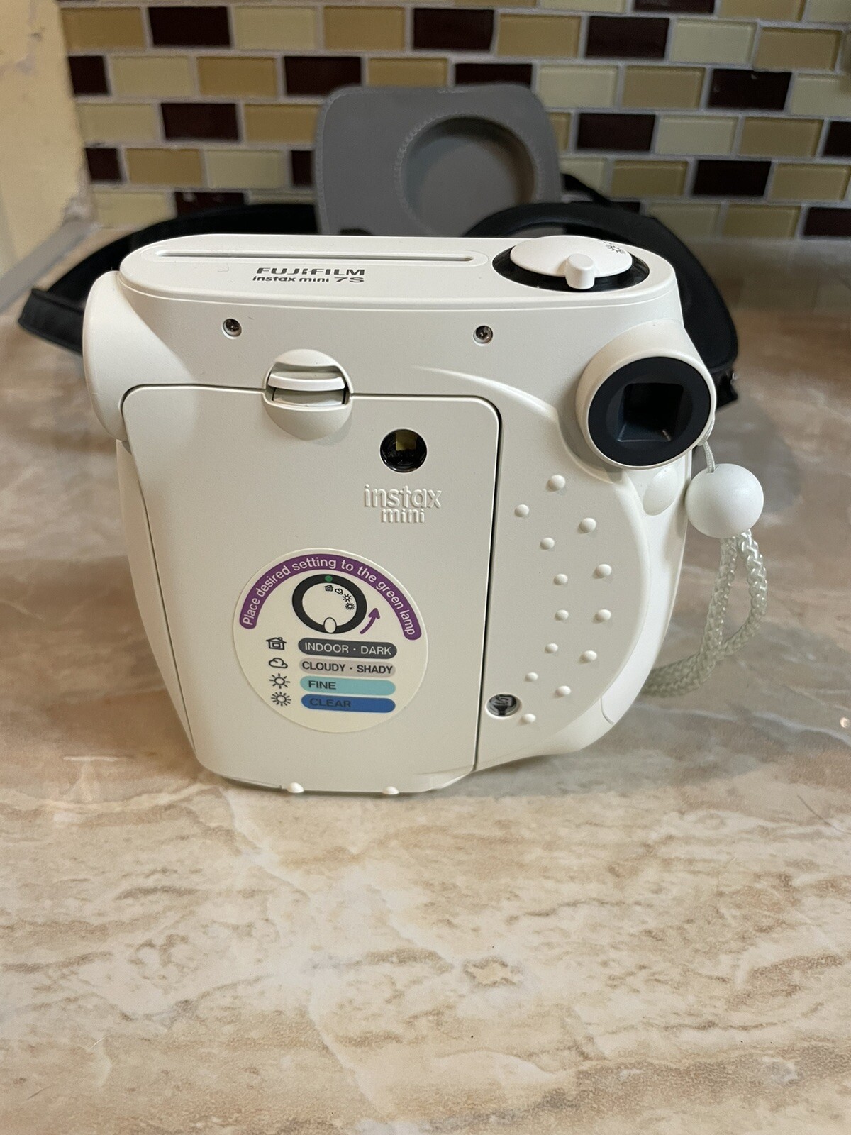 Fujifilm Instax Mini 7S White Auto Focus Built-in Flash Light Camera + Case Nice
