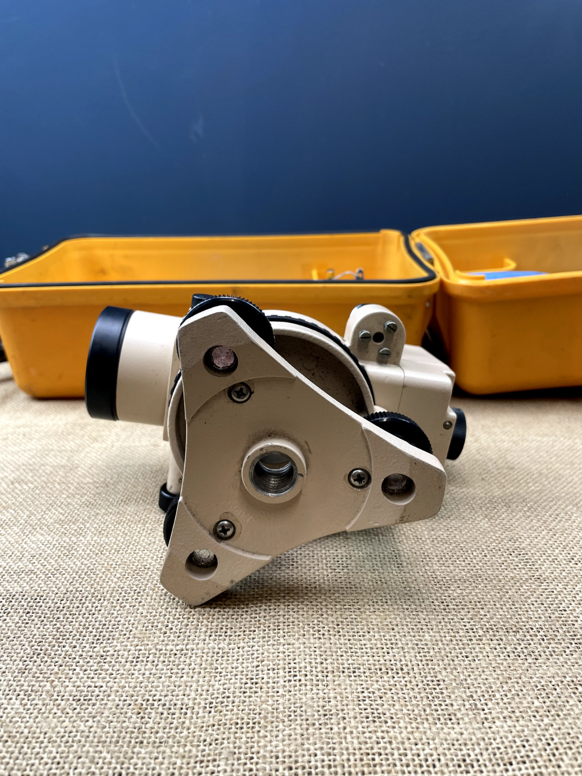 ENGINEERING SURVEYOR TRIPOD AND PROFESSIONAL FUJI - KOH FA22 LEVEL