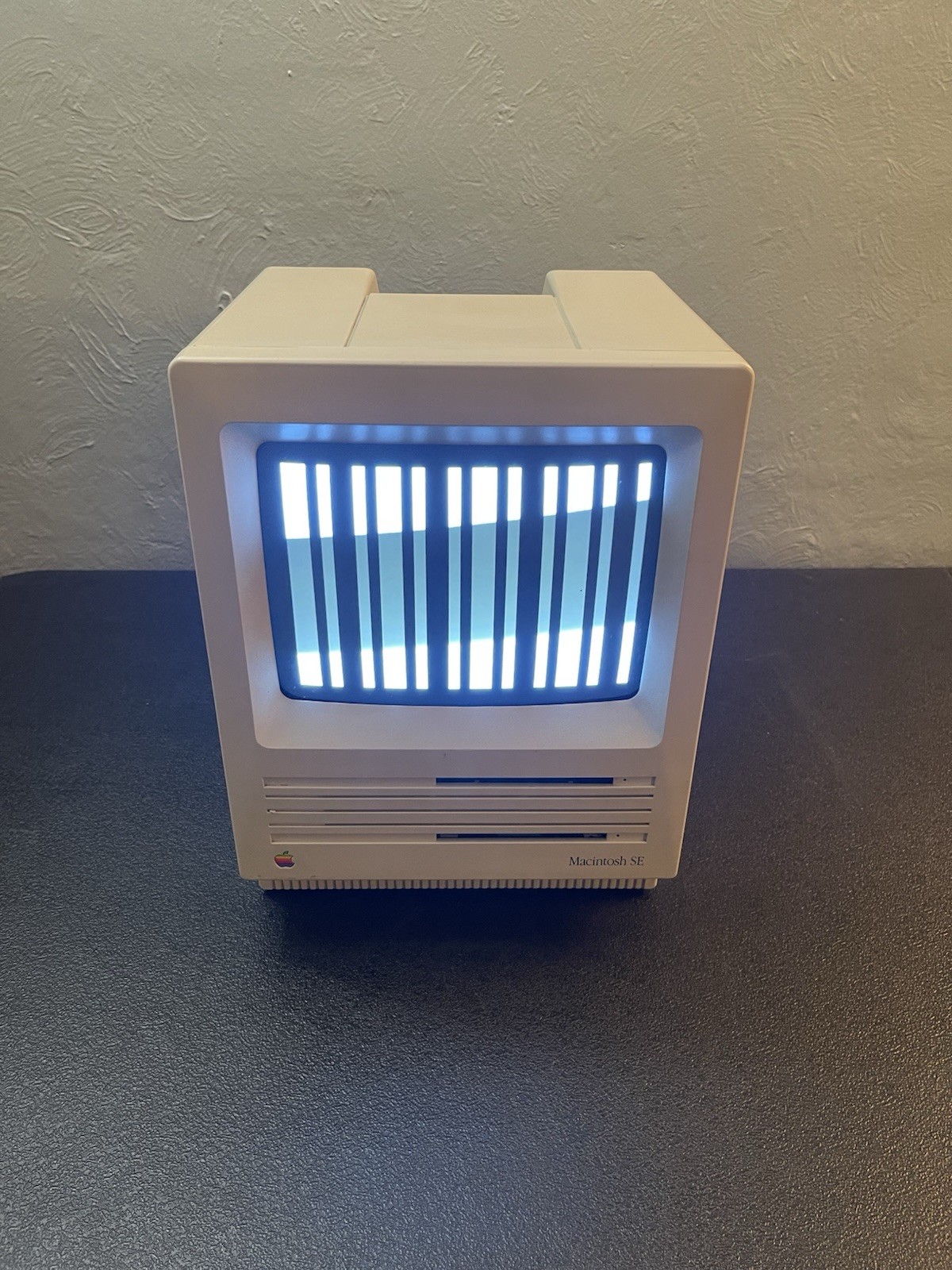 VTG Apple Macintosh SE Model M5010 Computer POWERS ON!! Fast Free Shipping!!