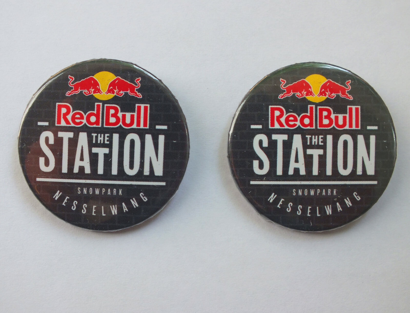 2 x Pins Buttons Badges Snowpark Nesselwang Snowboard Ski Action Outdoor