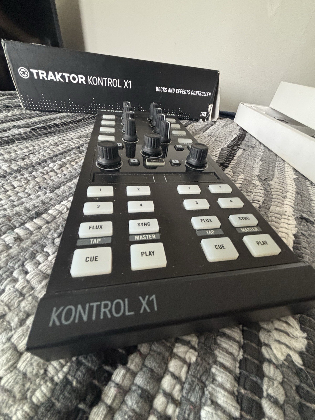 Traktor Kontrol X1 2-Deck FX DJ Controller Tabletop Browse Encoder Black
