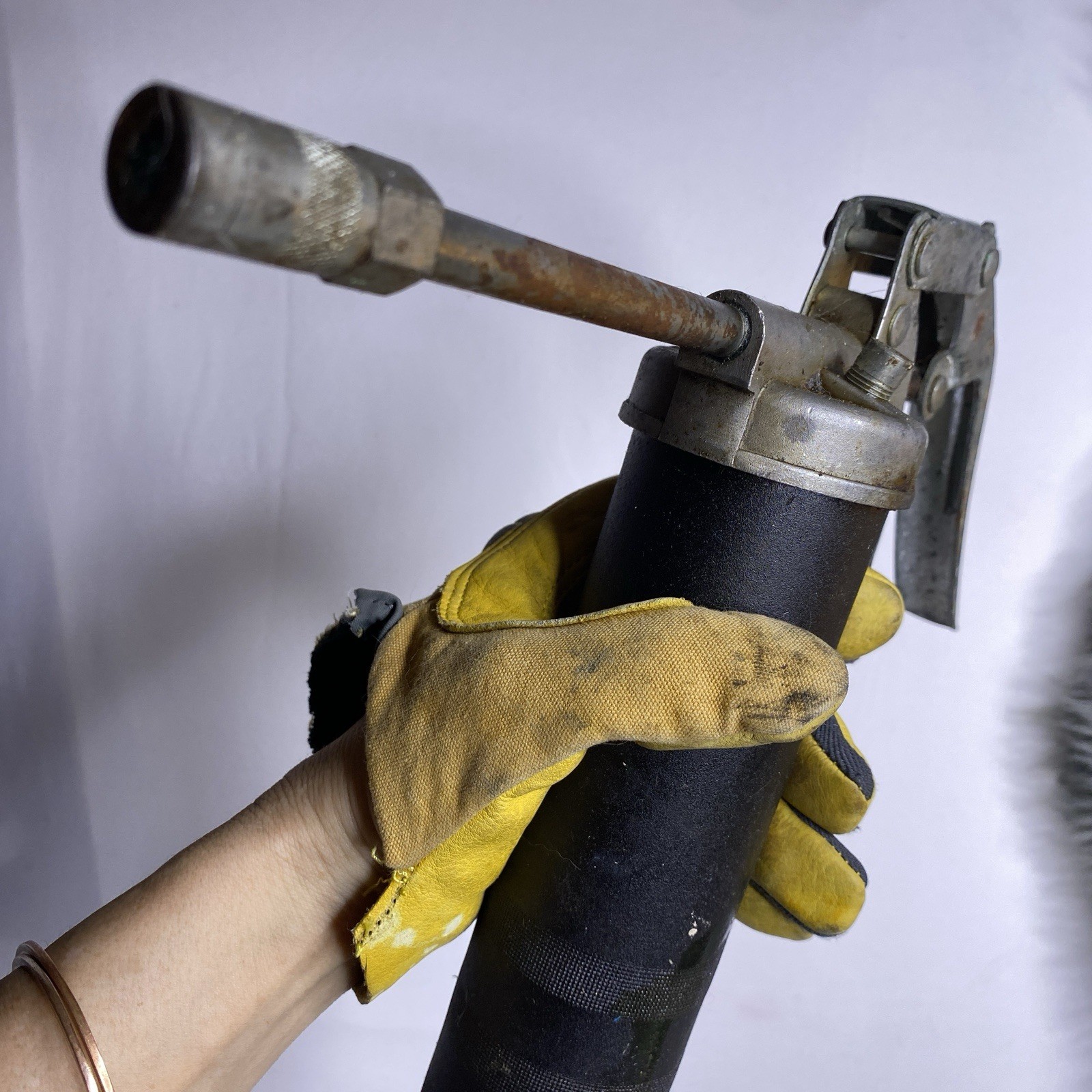 Standard Duty Pistol Grip Grease Gun | 14-Ounce Capacity | 5,000 PSI | Used