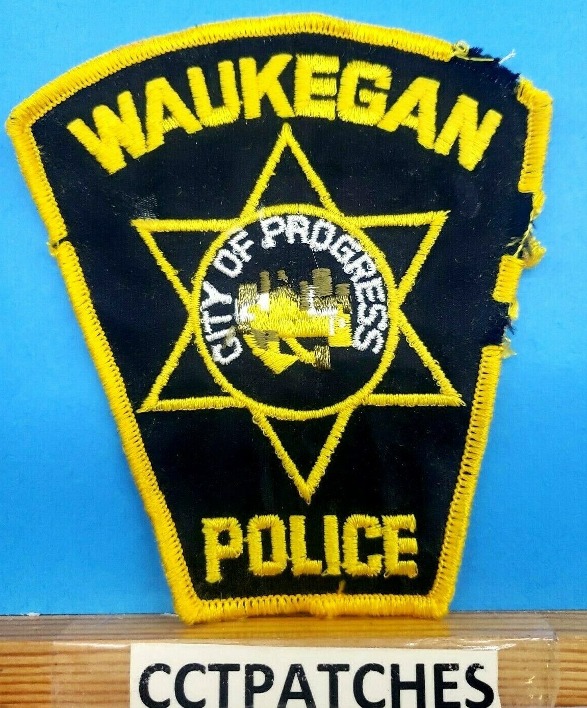 WAUKEGAN, ILLINOIS POLICE SHOULDER PATCH IL