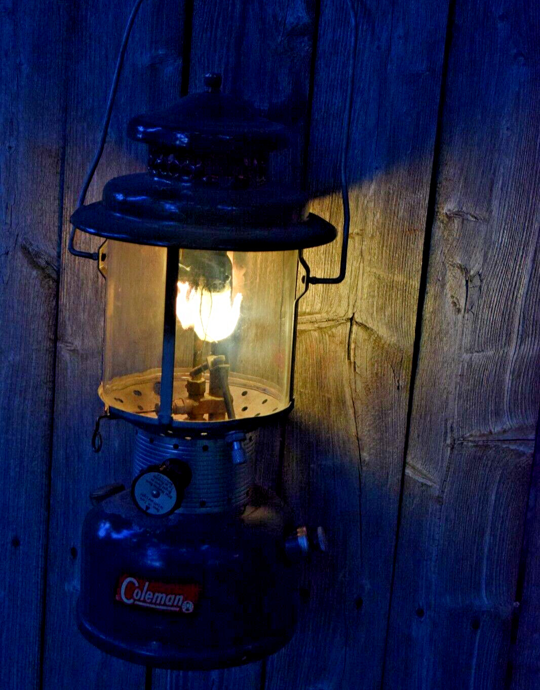 1962 COLEMAN 2 MANTLE GAS FUEL BURNER CAMP LANTERN WITH METAL STORAGE CASE WORKS