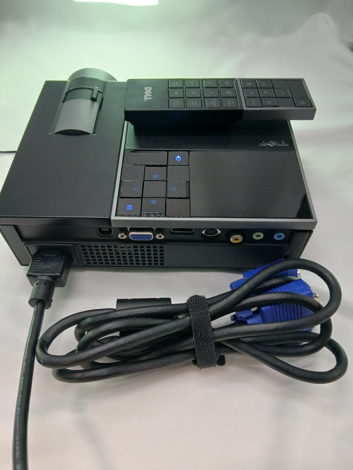 Dell M210X DLP Mobile Projector With Case Black Tested & Works Great.  Read
