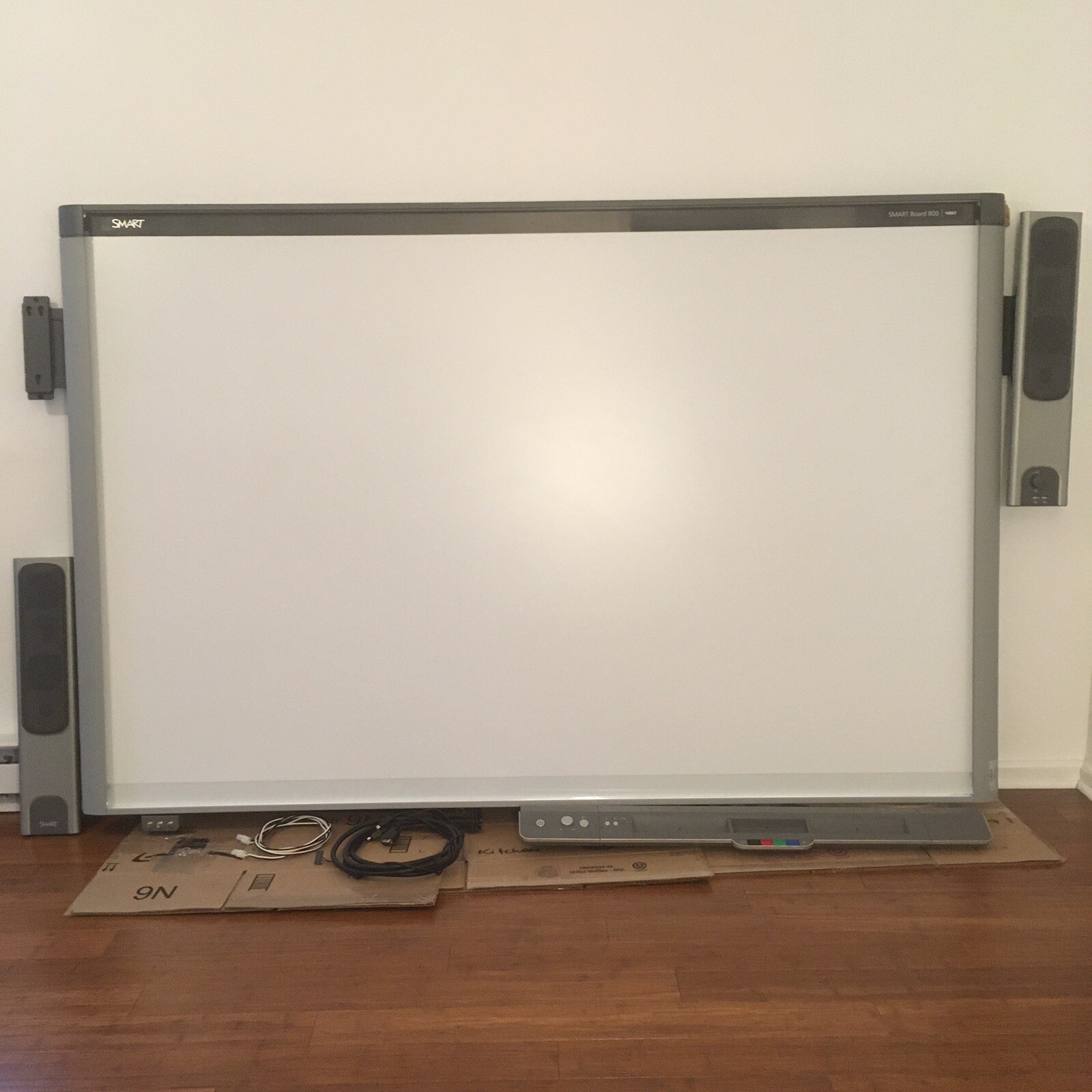 SMART Board 800 DVit SBX885 87" Interactive Whiteboard + Two Speakers Dock Plugs