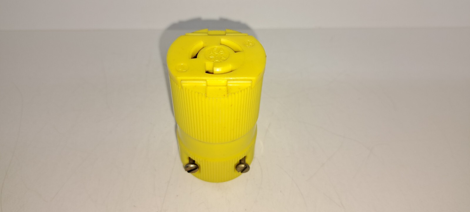 HUBBELL HBL4779VY 15 AMP 277VAC 2P 3W Female Connector Body Yellow NEW
