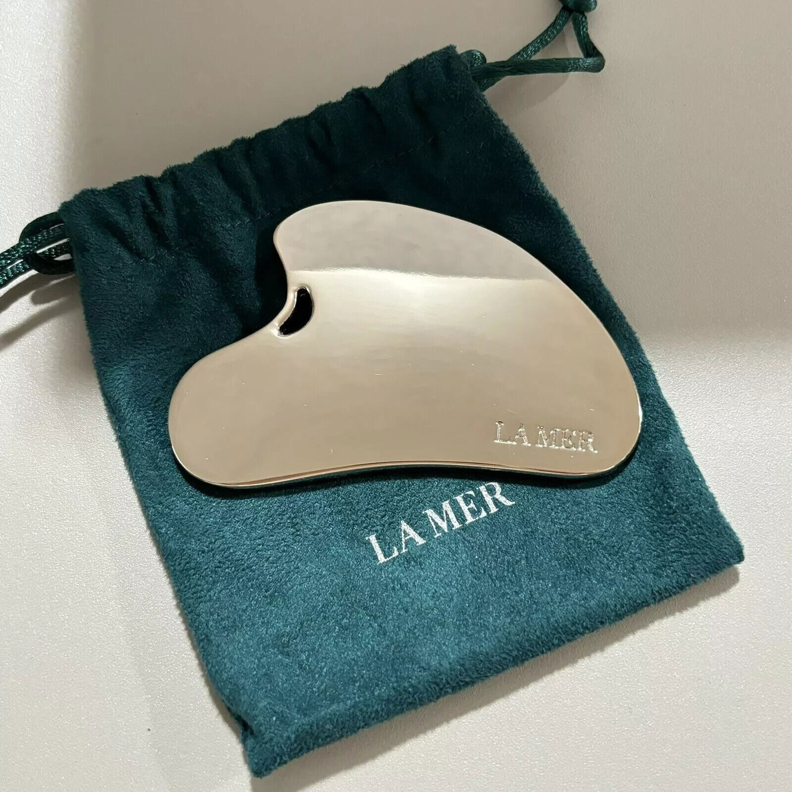LA MER STAINLESS STEEL GUA SHA FACIAL MASSAGE SCULPTING TOOL W/ CARRYING POUCH