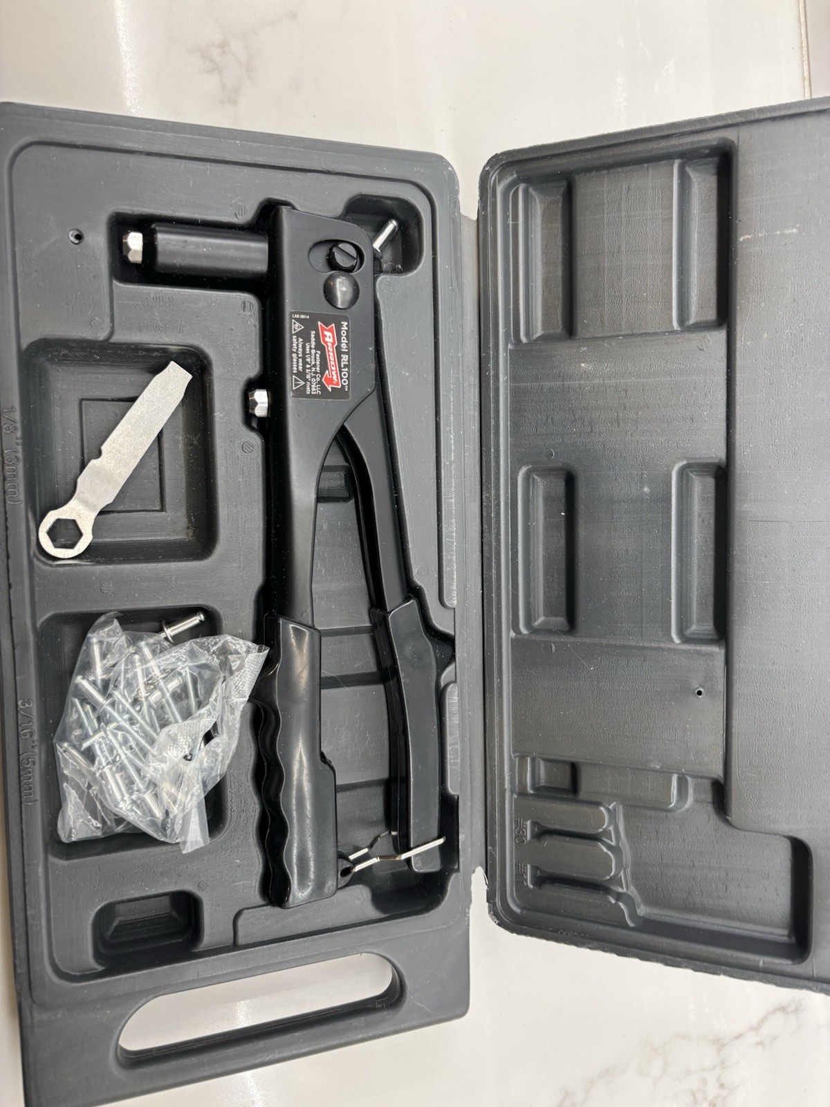 Arrow RL100K Metal Hand Riveter Kit w/ Case, Rivets & Wrench 1/8-1/4"