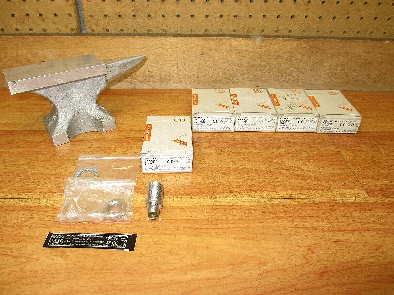 IFM IGC206 (LOT OF 5) *NEW* Proximity Switch Efector IGB3008BBPKG/M/US-104-DPS