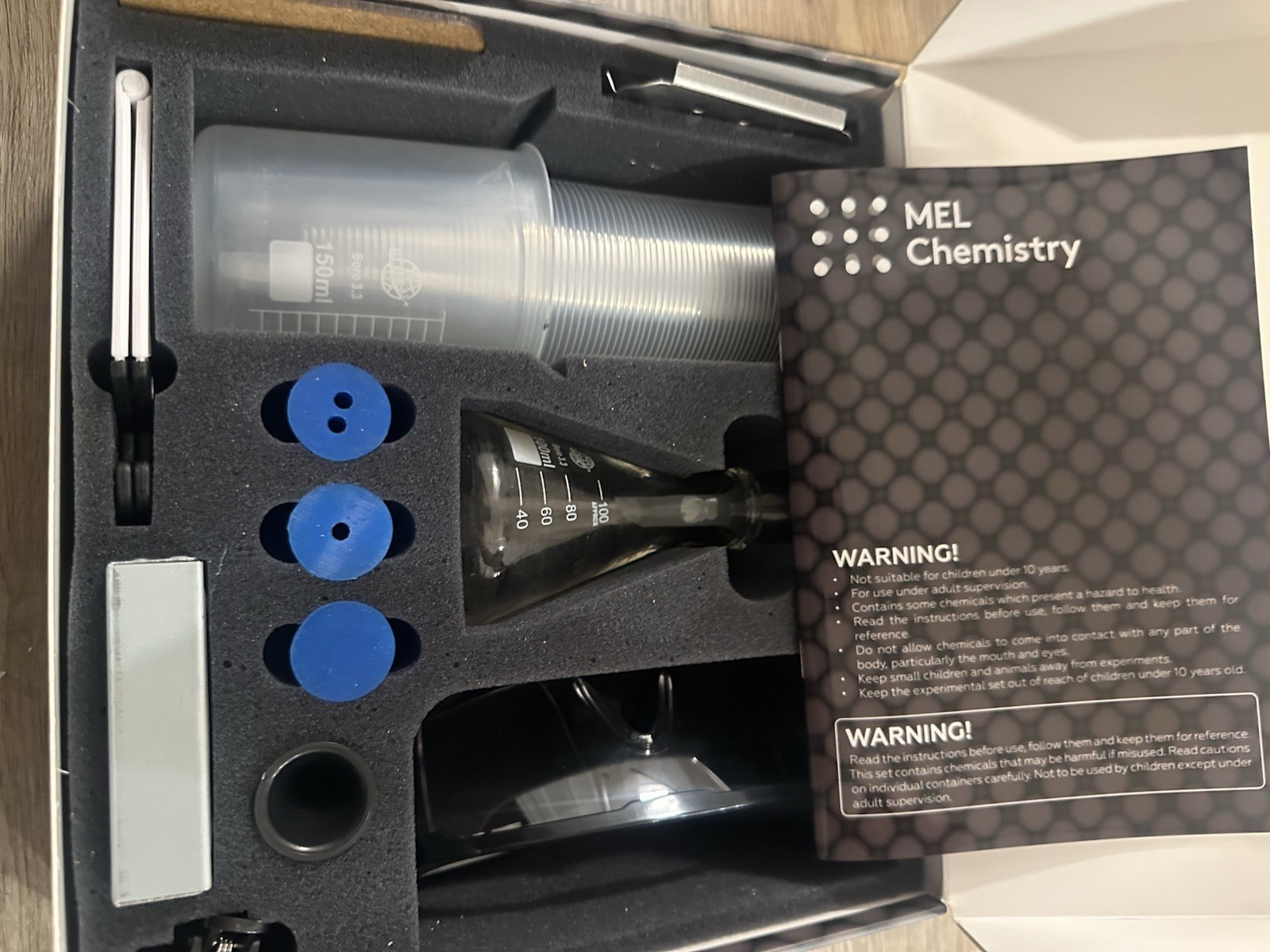 MEL Chemistry Science Experiment Lab Starter Kit + 4 Experiments New