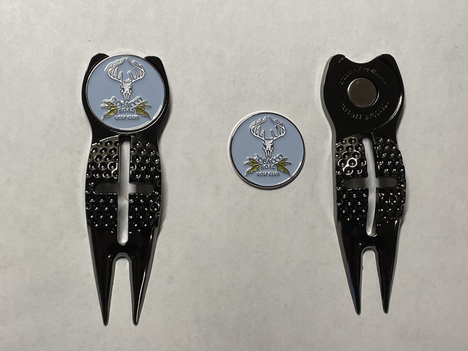 (1) Tobacco Road Golf Club Crosshairs Divot Tool & 1" Coin Style Golf Marker