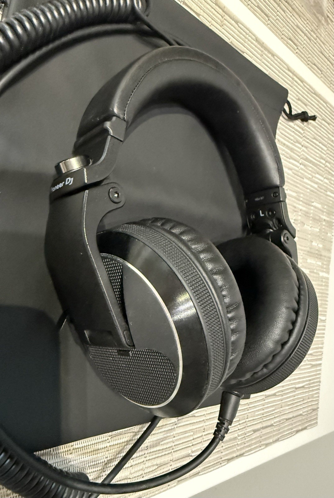 Pioneer DJ Black Wired Over-Ear DJ Headphones 1/4 in Plug Adjustable Headband