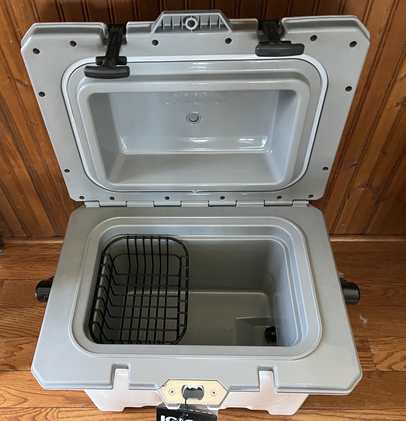 NEW IGLOO IMX 24 QT WHITE COOLER