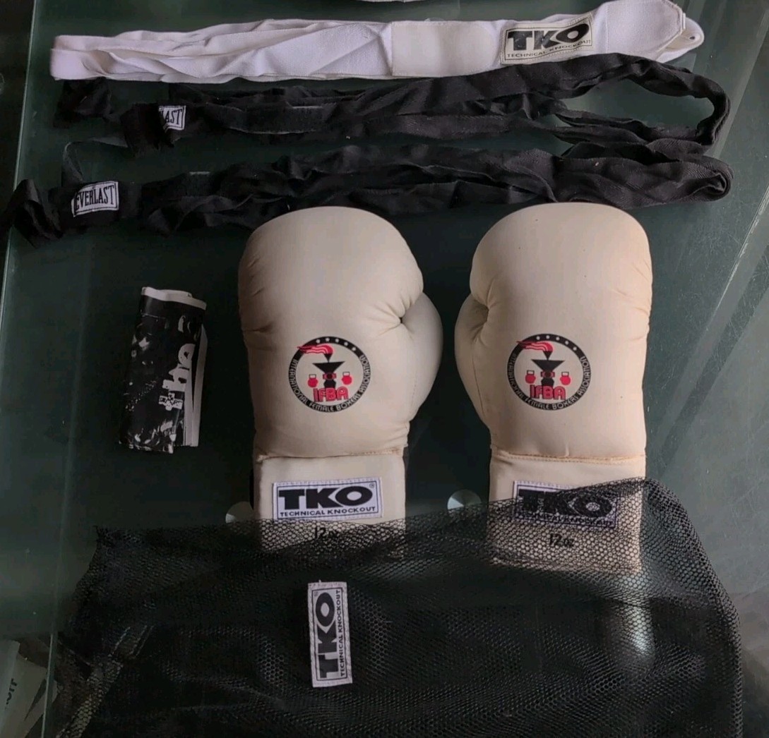 TKO-TECHINICAL KNOCKOUT- IFBA Edition - White BOXING GLOVES-12 OZ W/ Bag