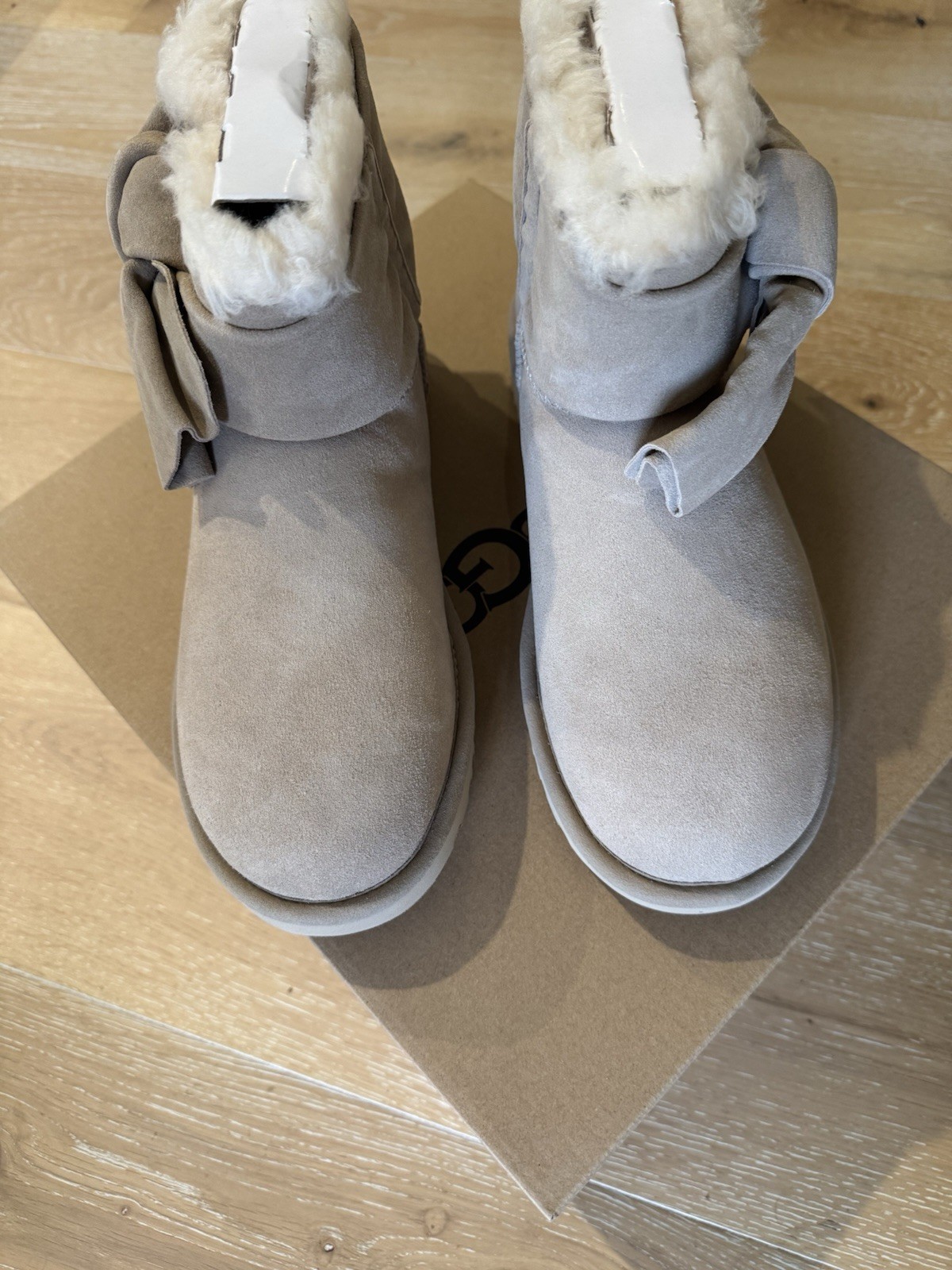 New in Box Ugg Platform Classic Mini Bow Size 9 Sand color