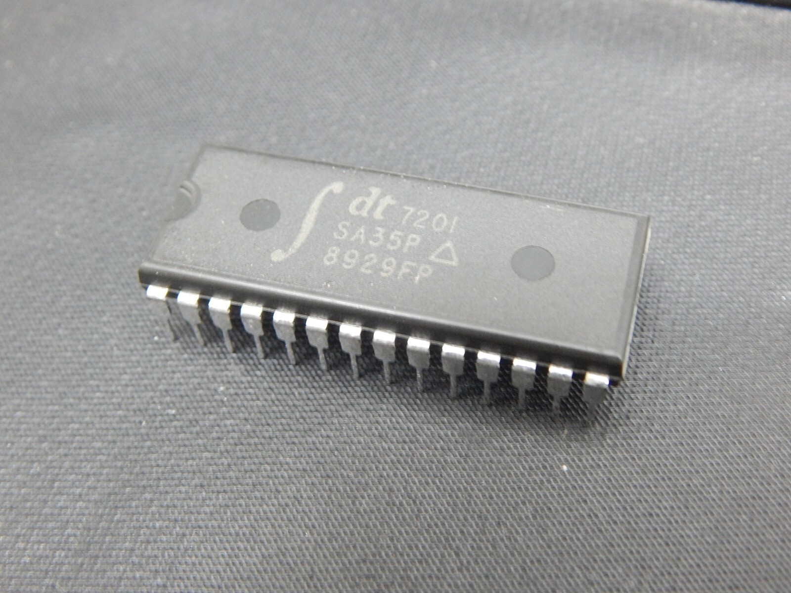 IDT IDT7201SA35P FIFO, 512 x 9, Asynchronous, 28 Pin DIP - USA SELLER FAST SHIP