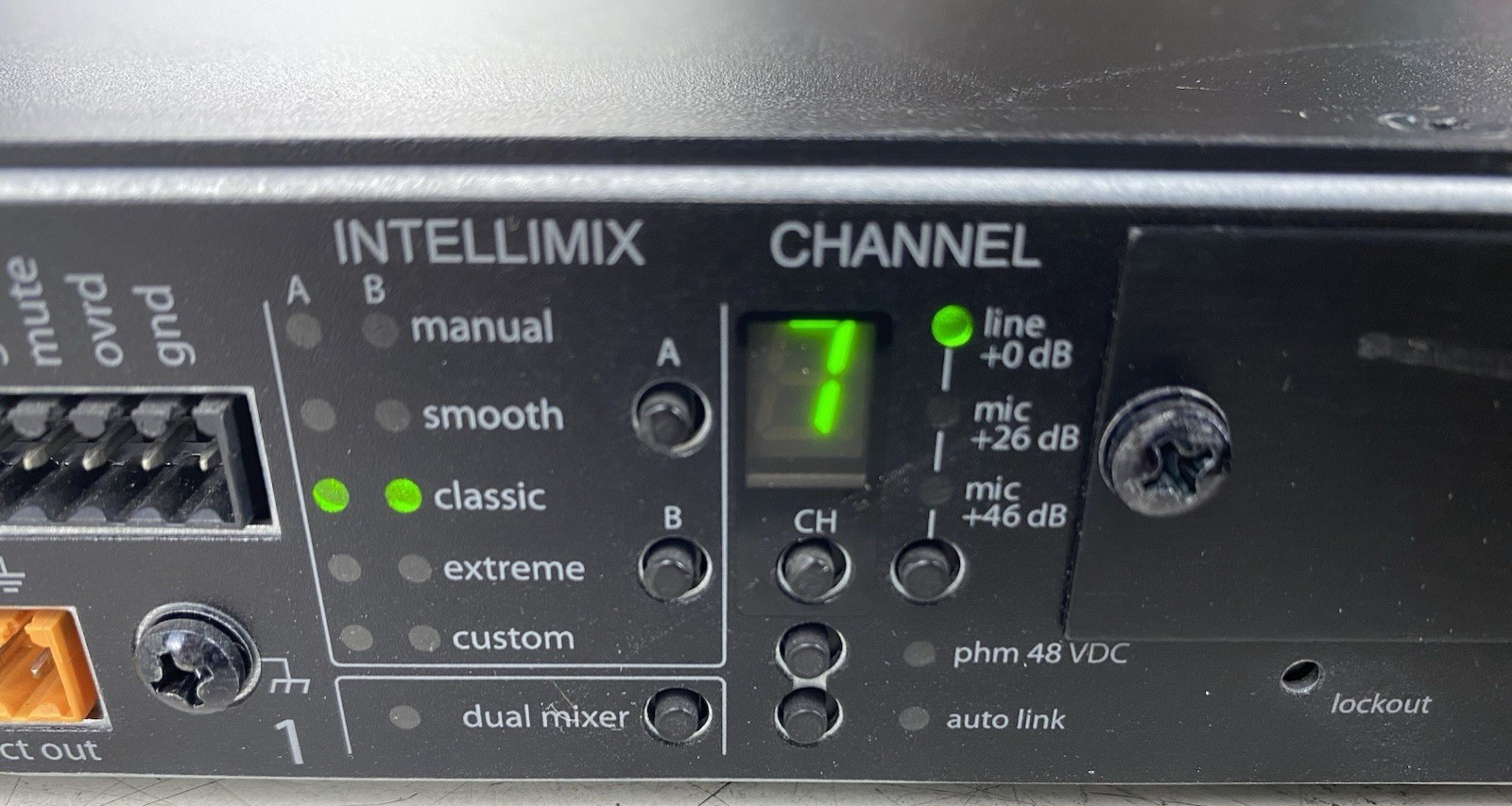 Shure SCM820 Digital IntelliMix Automatic Mixer