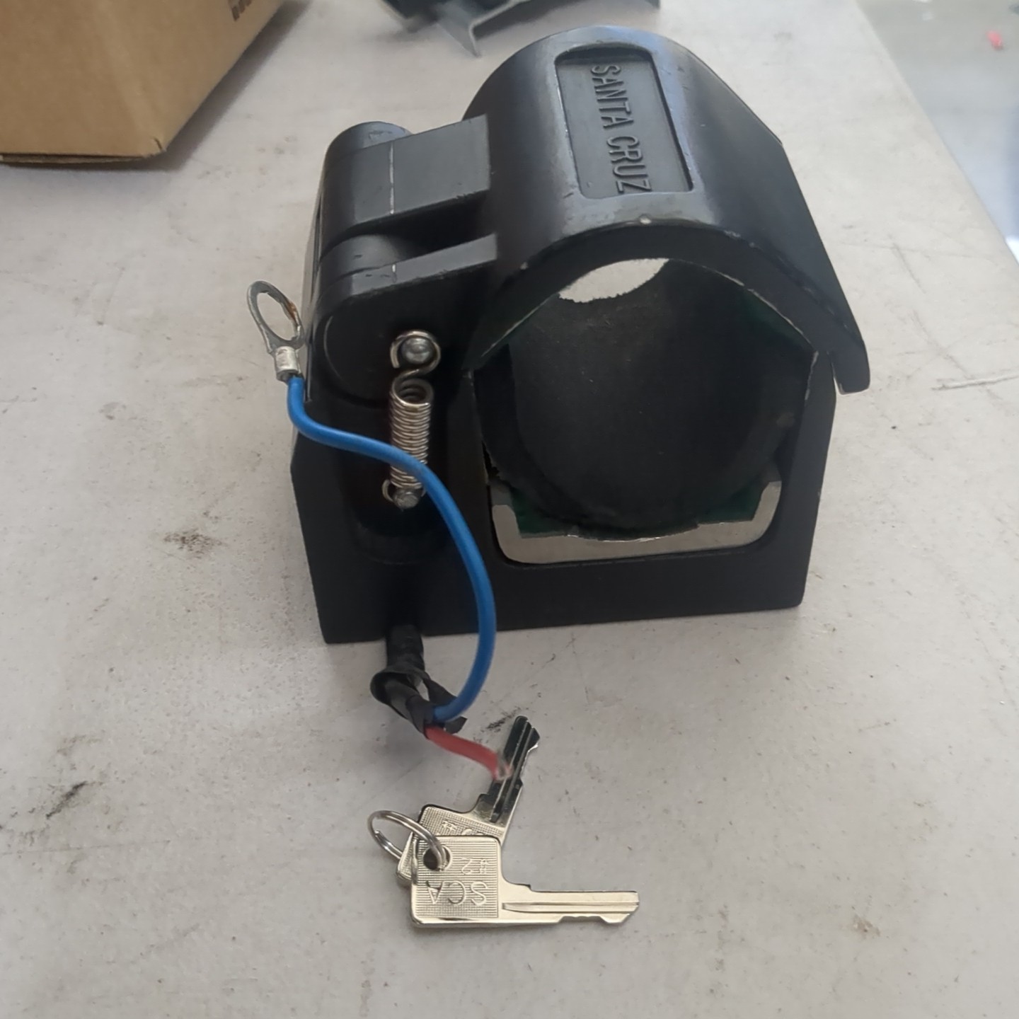 Santa Cruz Shotgun Gunlock. 12V Or Manual key Override
