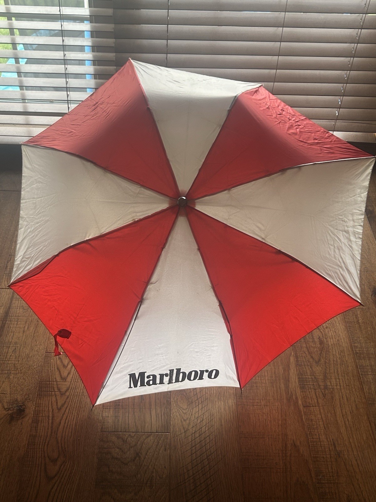 VTG Marlboro Umbrella Push Button Large Red White 34” Diameter
