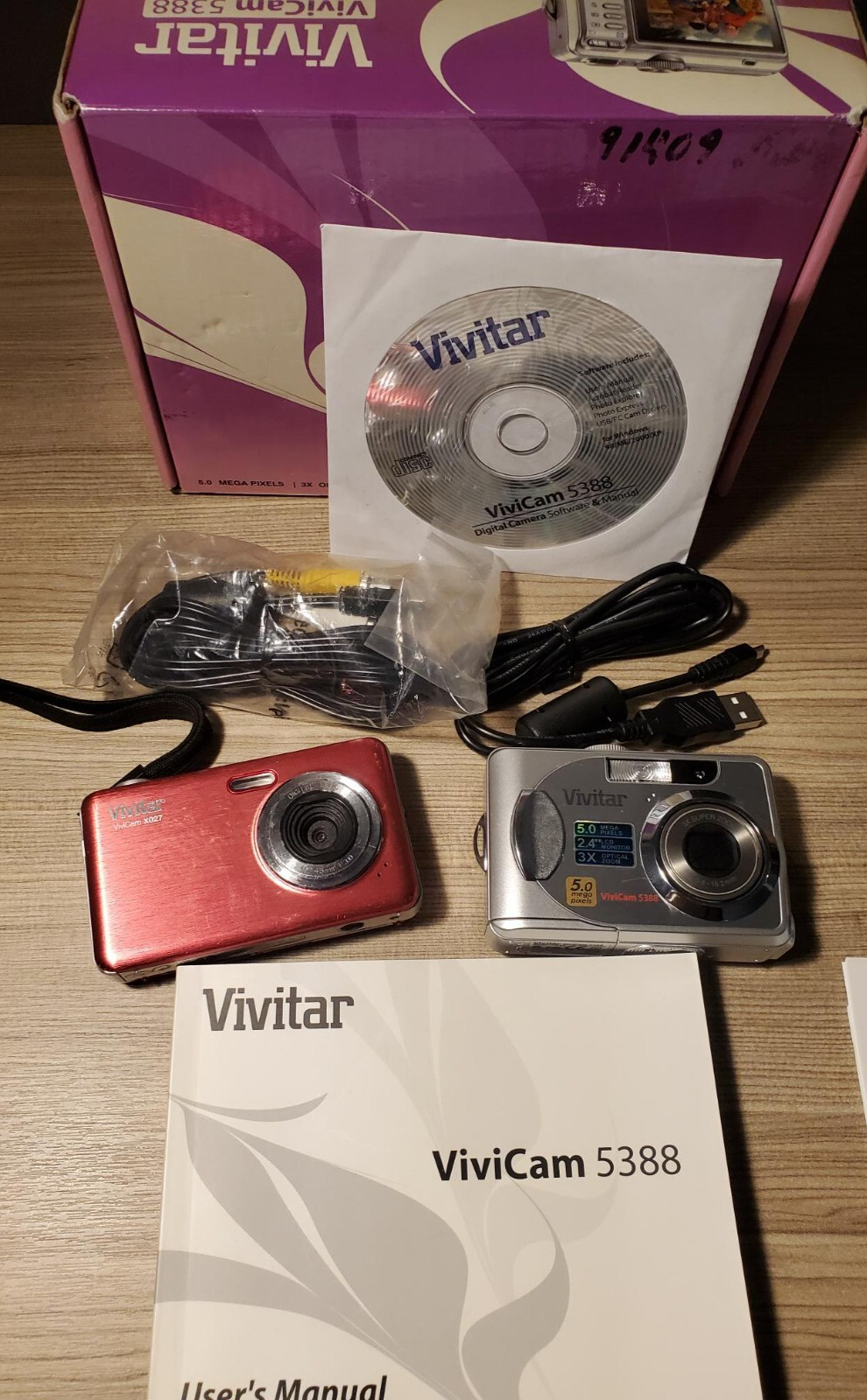 Vivitar 5388 & x027 Digital Cameras for parts or repair.
