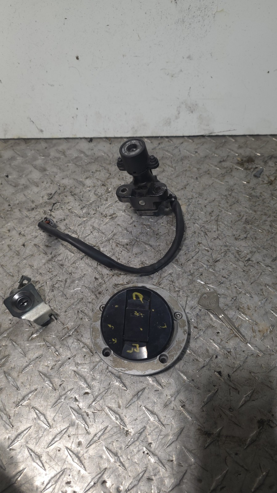 2005-2016 Suzuki GSXR 1000 COMPLETE OEM LOCKSET IGNITION, GAS CAP, TRUNK LOCK