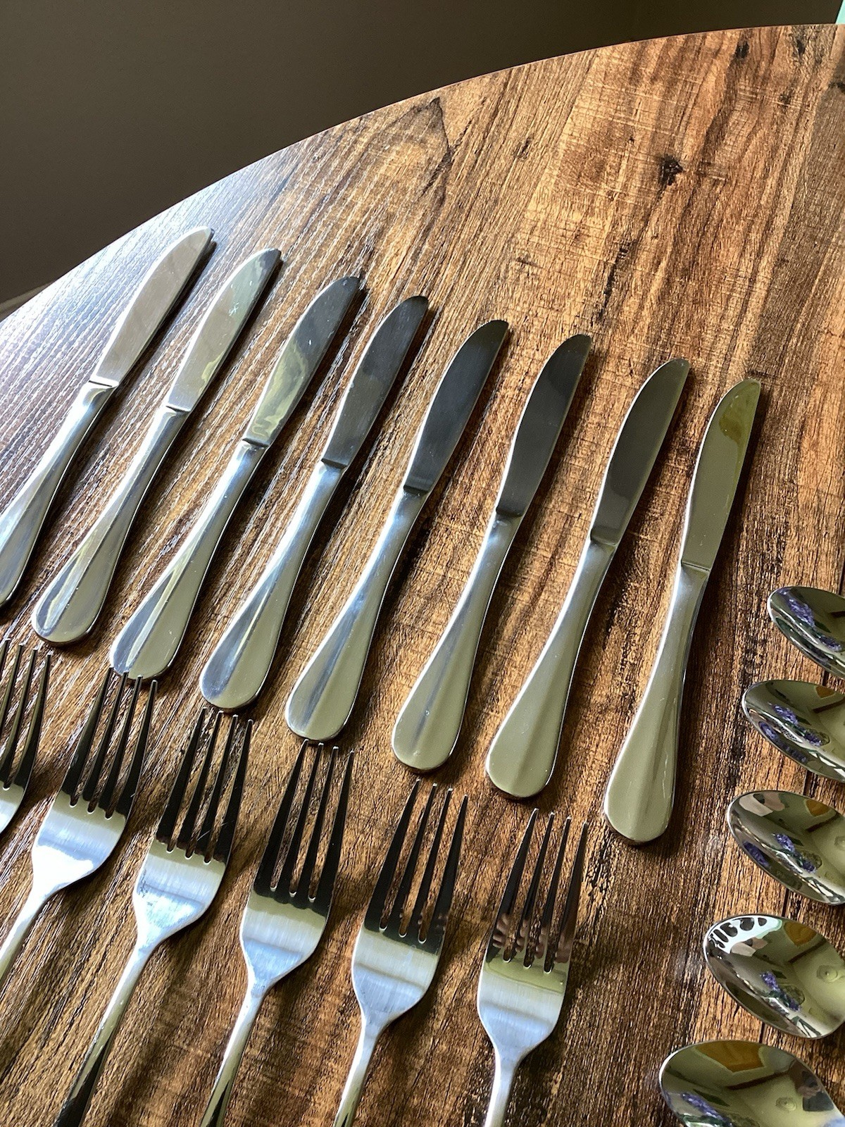 Hampton Silversmiths Stainless China 199 44 Pieces Flatware with Tray