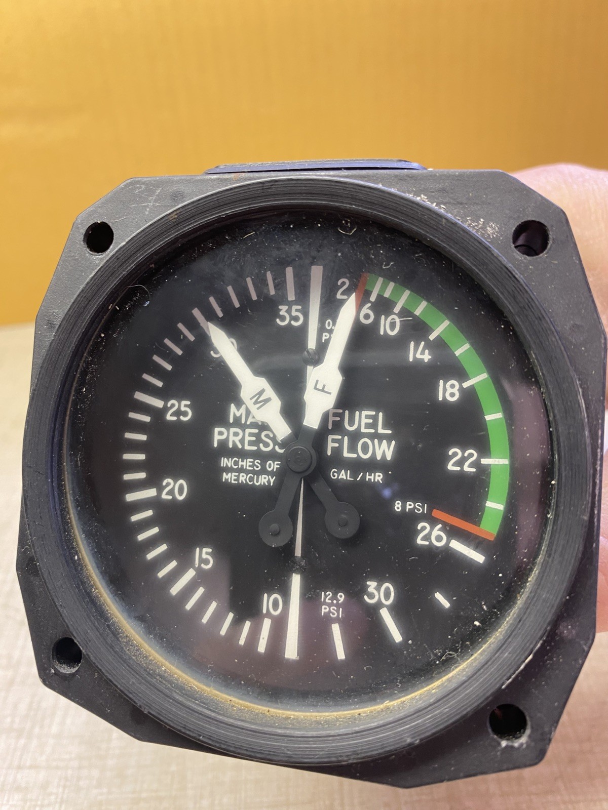 United Instruments MAN/FUEL Pressure Gauge P/N 6331 CODE H.139 #S10