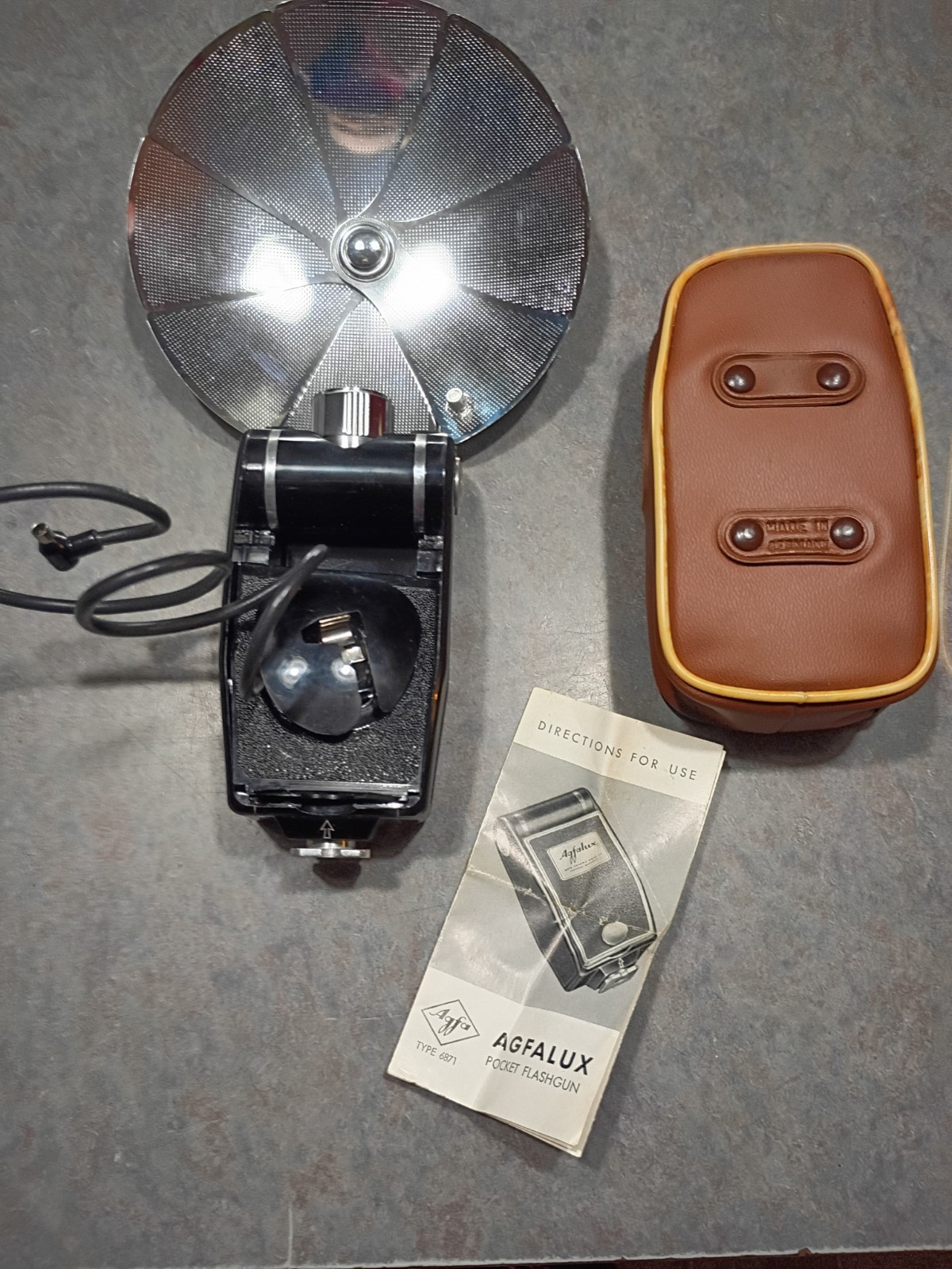 Vtg Camera equipment pocket flashgun / Agfalux with case instructions