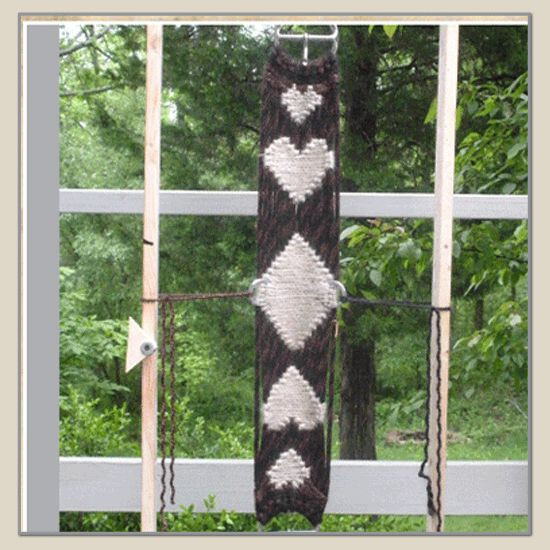 Handmade Mohair Cinch 29" - chain of hearts pattern - 17 strand