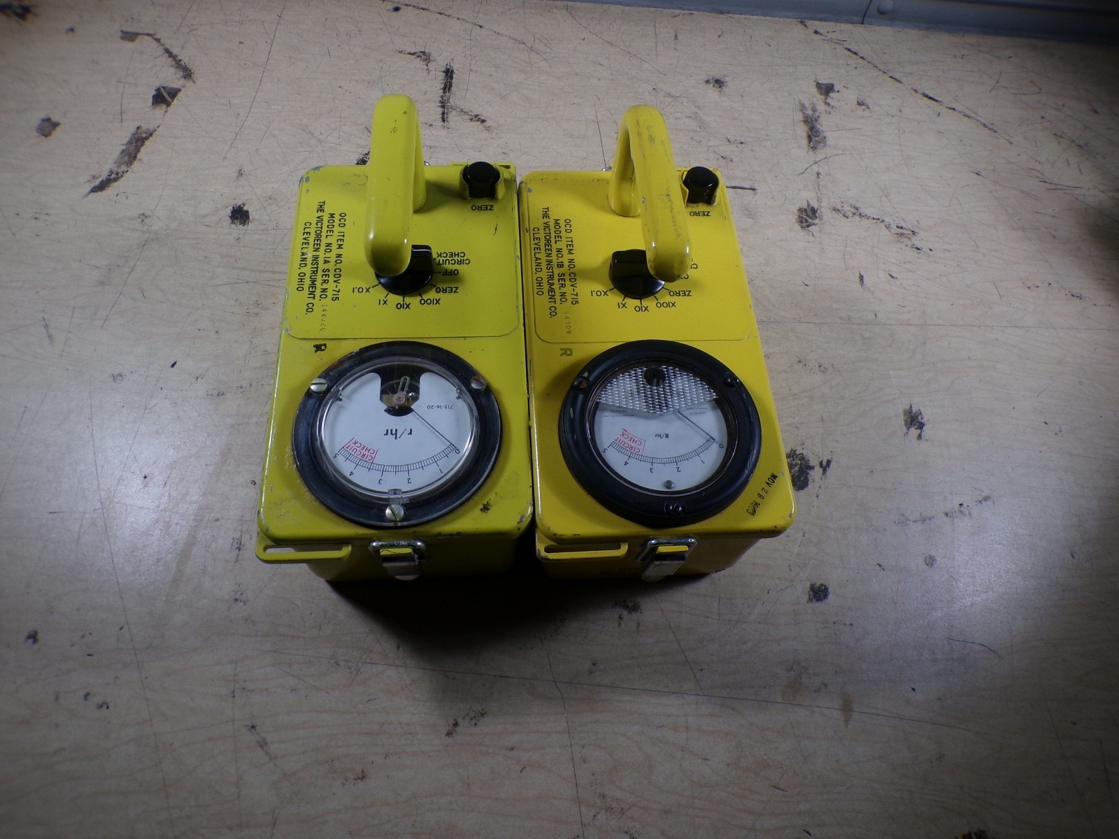 x2 VICTOREEN CDV-715 MOD. 1B /IA RADIATION DETECTOR