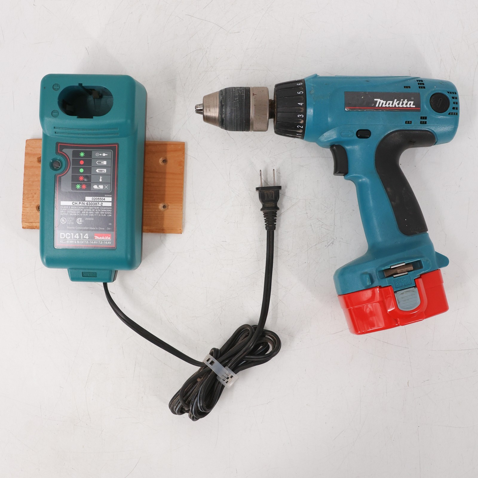 Makita 6337D 14.4V Cordless 1/2" Driver Drill Set with DC1414 Charger & Battery