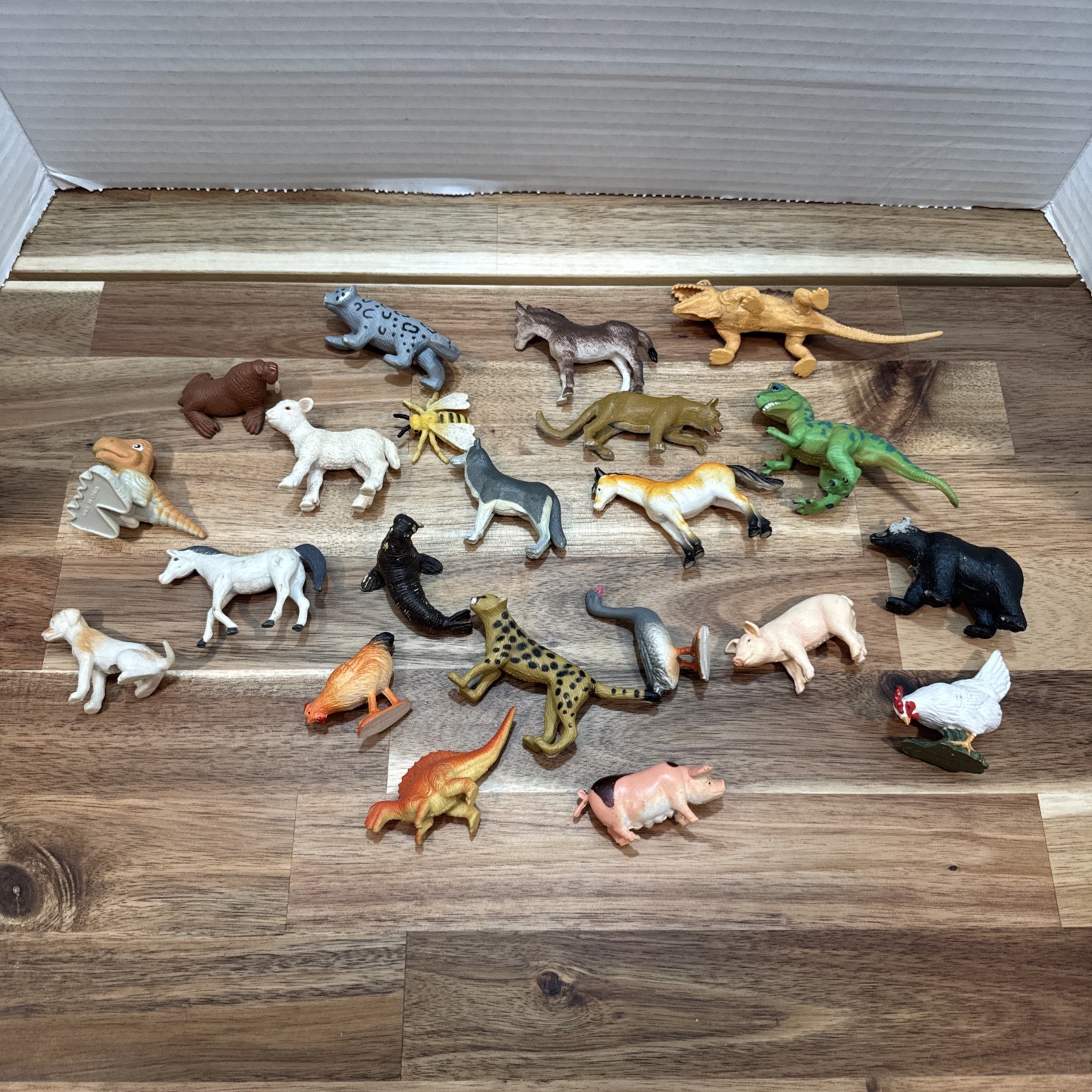 Mixed Lot Small Plastic Zoo Safari Jungle Animal Toy Figures 22-pieces