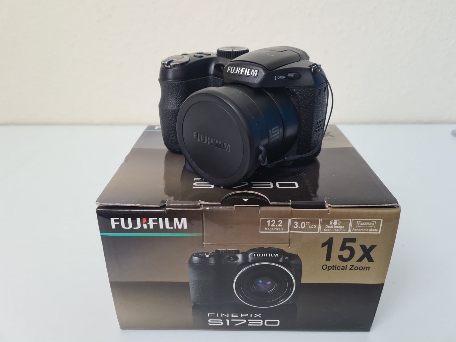 Fujifilm Finepix S1730 Digital Camera With Case 12MP Black - For spares/repairs